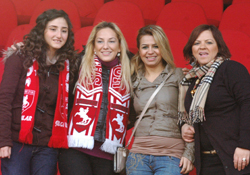 Sevinçlerini eşleriyle paylaştılar