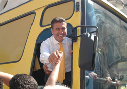 Miting gibi açılış yaptı