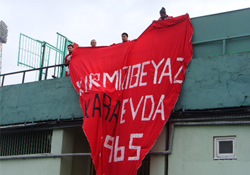 Sevgililer Hediyeleşti