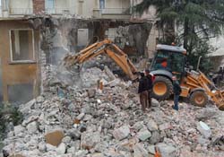 Canik binaları yıktı