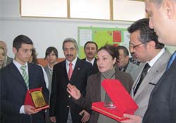 Hayırsever iş adamından kütüphane