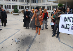 Belediye önünde kömürlü eylem