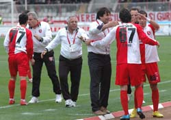 OYUNCULARINI KUTLADI