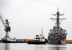 ABD savaş gemisinden sürpriz ziyaret