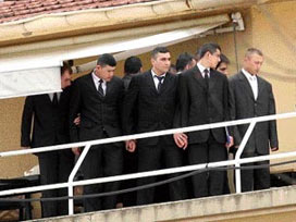 Gözaltındaki subaylara 80 sayfa Balyoz sorusu