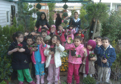 Minikler çiçeklerin arasında