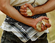 Ellerin tozlu, terlisin, taş attın!