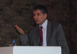 Bakan 'dönüşüm'ü, Tabipler 'çöküş'ü anlattı