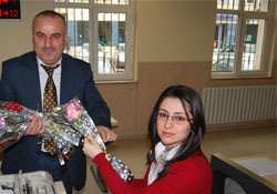 Çalışan kadınlara karanfil jesti