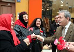 Demirtaş'tan karanfilli kutlama