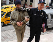 Eşini bıçakladı