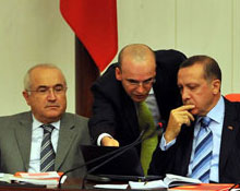 FT: Türkiye'nin sancısı eksik muhalefet