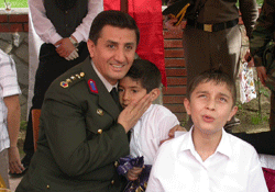 Kimsesiz çocuklara jandarma şefkati
