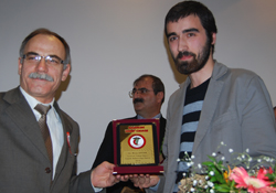 Öztürk ödülünü Akan'dan aldı