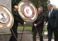 Doktorlardan Anıt'a çelenk