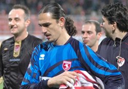 Zorla kendini attırdı