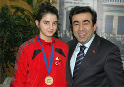 Dünya Şampiyonu ödüllendirildi