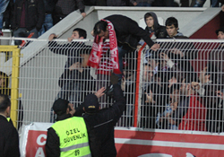 Üç taraftar yaralandı