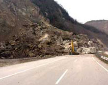 Yusufeli'nde heyelan yol kapattı