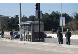 Durak tamam  sıra üst geçitte