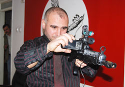 Silahı tanıttı gözaltına alındı