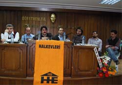 Temizlik işçisi hasta taşıyor