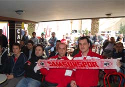 Ekranlara kilitlendiler