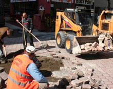 İlkadım bozuk yolları onarıyor