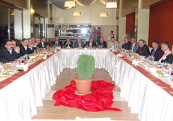 AK Partililer yemekte buluştu