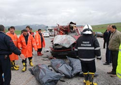 Kamyonet-minibüç çarpıştı: 4 ölü