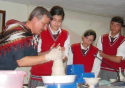 İşitme engellilere seramik dersi