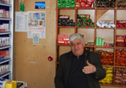 Büyük balık küçük balığı yutuyor