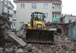 Canik'te metruk binaların yıkımı devam ediyor