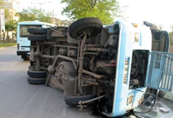 2 araca çarptı ölümden döndü