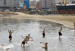 Çocuklar deniz sezonunu açtı