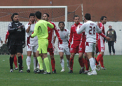 Hakem Yankaya'ya dikkat