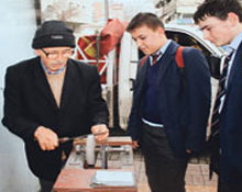 Torunlarının eğitimine katkı için bileycilik yapıyor