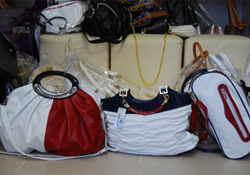 Bayanlar renklerden yana