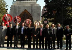 Veterinerler anıttaydı...