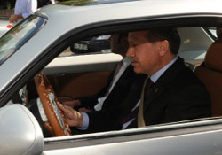 Elektrikli Türk otosuna engel...