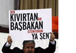 'Kıvırtan Başbakan' pankartı kavga çıkardı