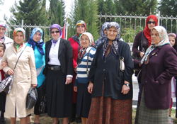 MHP'li kadınlar şehitlikte