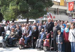 Engellilerden anıta çelenk