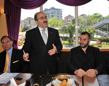 Gümrükçüoğlu muhtarlarla bir araya geldi