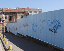 Duvarların başı dertte