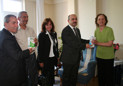 Demirtaş, çat kapı süt kampanyasında