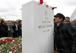 Ecevit doğum gününde anıldı