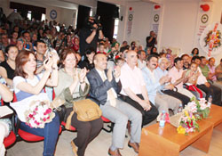 Minik öğrencilerin performansı büyüledi