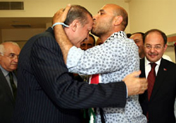 Başbakan Erdoğan, yaralıları ziyaret etti
