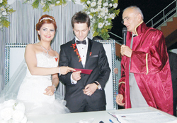 HAYATININ İMZASINI ATTI